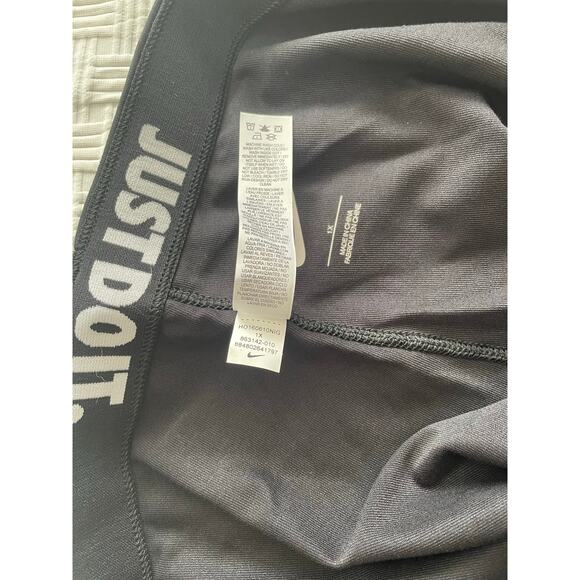 NWT Nike Essential Plus Size Leggings Athletisure Stretch Workout Gym Fitness 1X - Picture 9 of 12